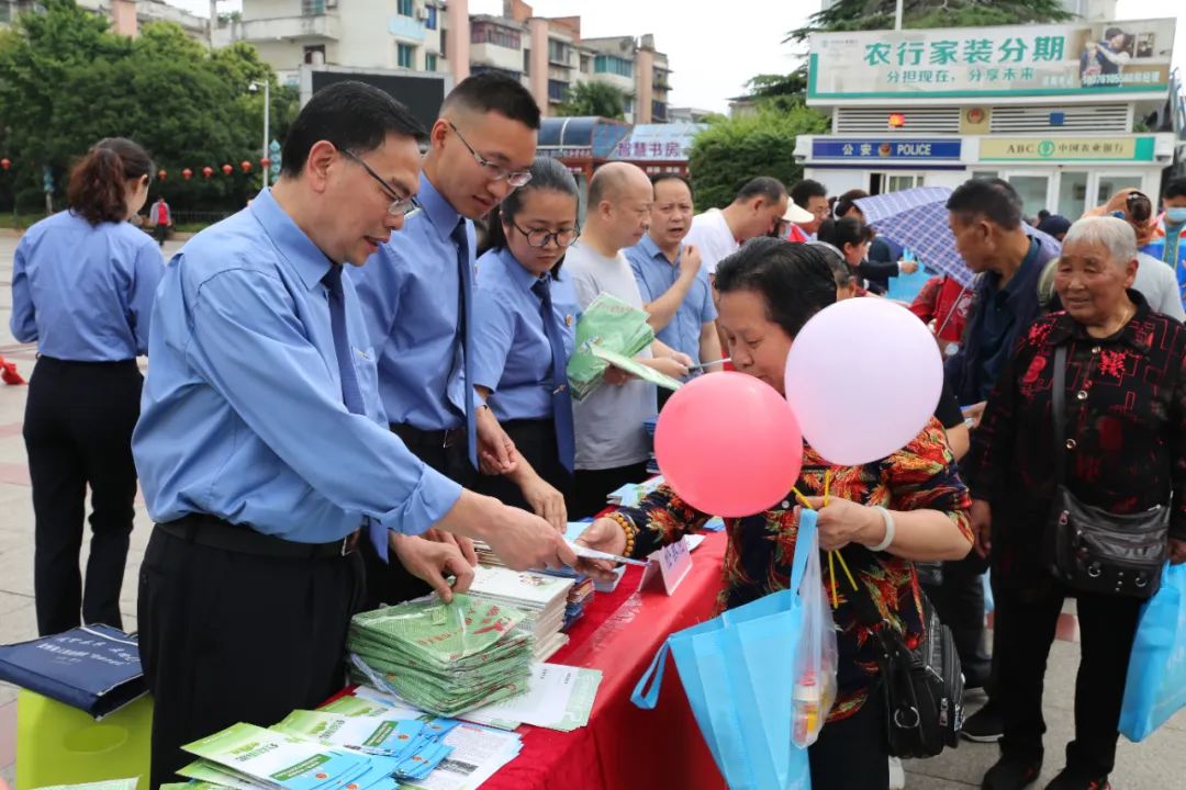 黔西市检察院：过“六一”迎“端午”广场法治宣传忙！